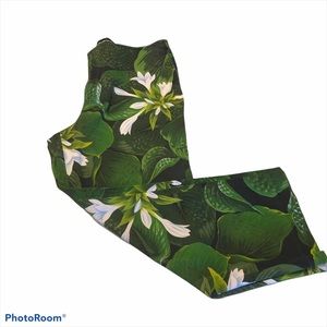 Company Ellen Tracy green jungle print capris size 12
